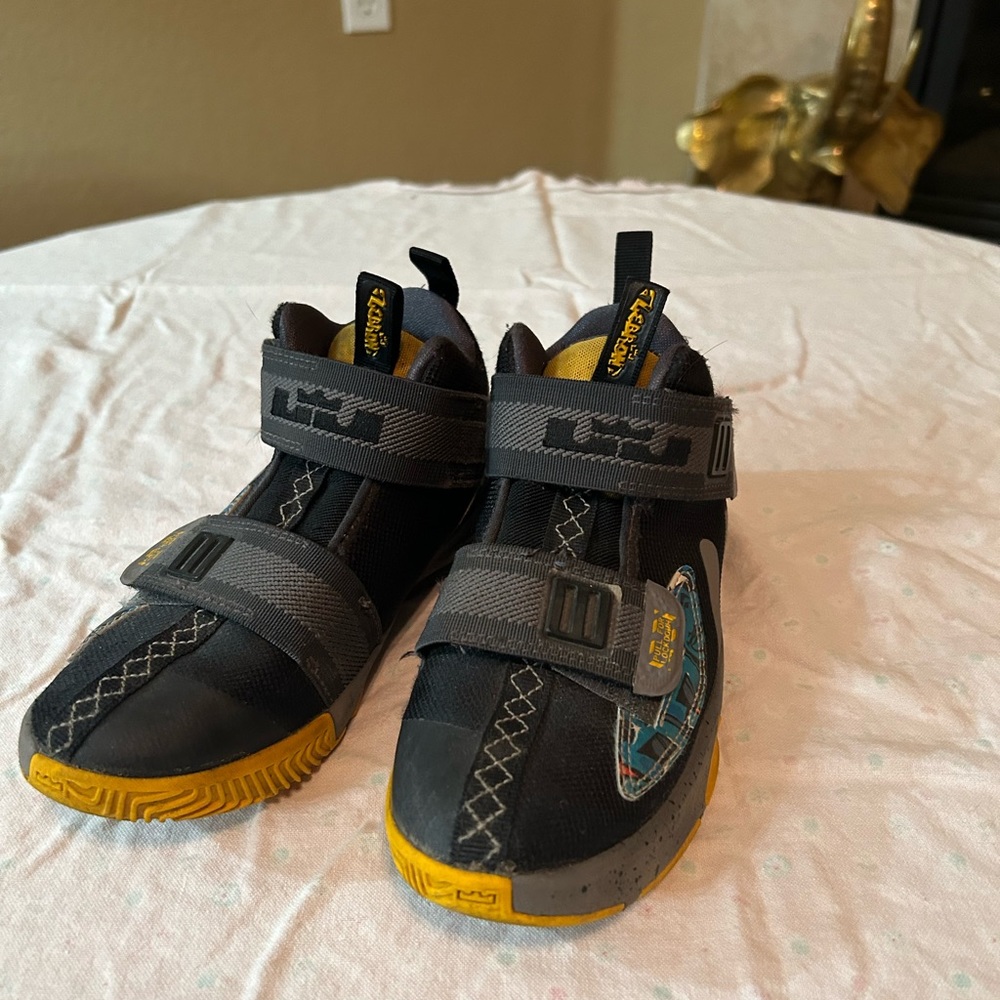 kids lebrons basketball shoes size 1Y